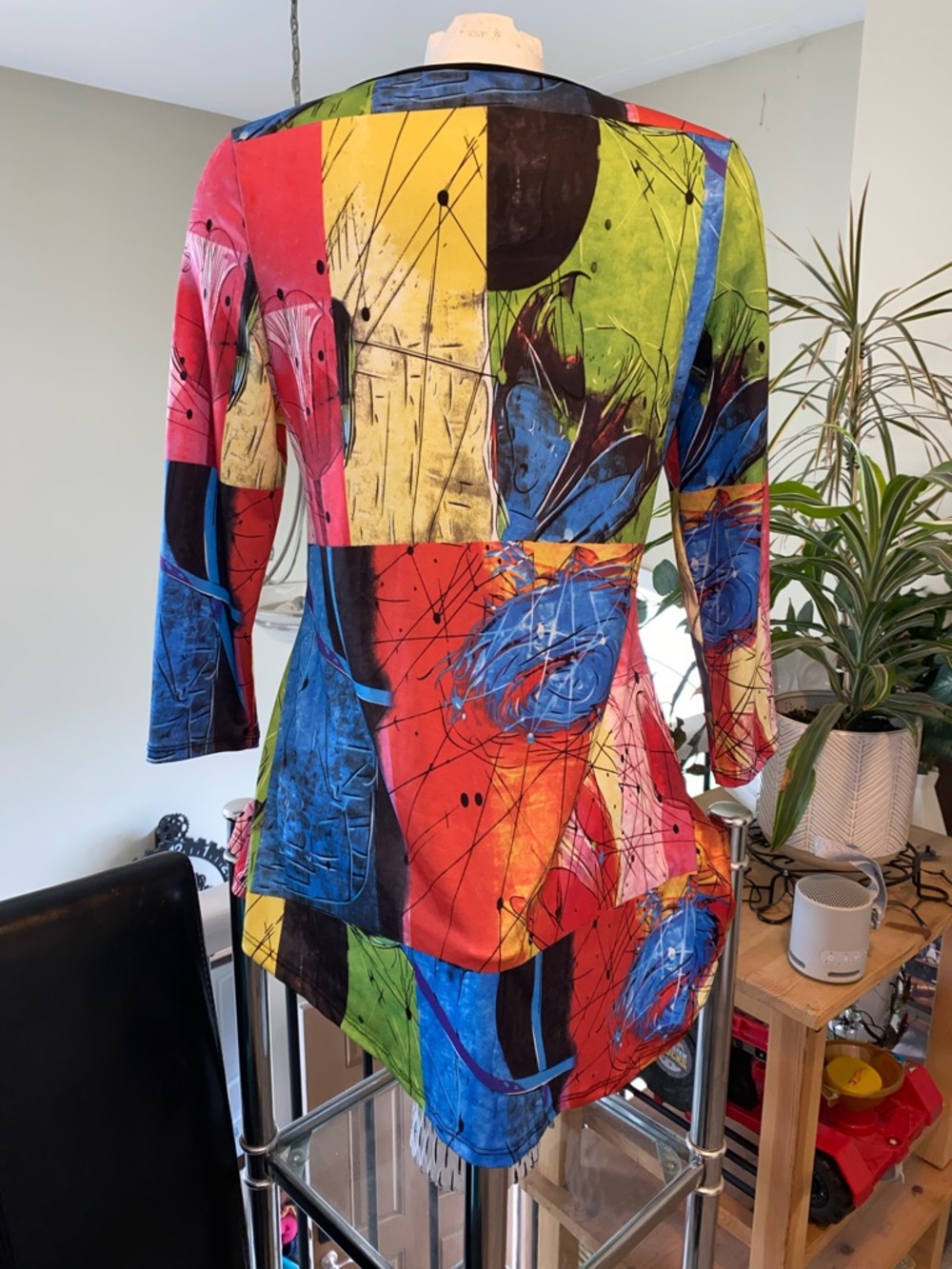 ๐ Multicolor V-Neck Flowy Top Made in ๐จ๐ฆ Size M - Picture 4 of 9